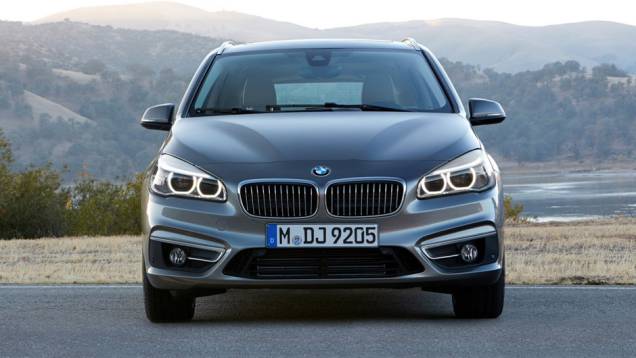 Num primeiro momento, três opções de motorização estarão disponíveis. A versão 218i tem bloco 1.5 turbo de três cilindros, oferecendo 134 cavalos de potência | <a href="https://beta-develop.quatrorodas.abril.com.br/noticias/saloes/genebra-2014/bmw-mostra-serie-2-active" rel="migration"></a> Num primeiro momento, três opções de motorização estarão disponíveis. A versão 218i tem bloco 1.5 turbo de três cilindros, oferecendo 134 cavalos de potência | <a href="https://beta-develop.quatrorodas.abril.com.br/noticias/saloes/genebra-2014/bmw-mostra-serie-2-active" rel="migration"></a>