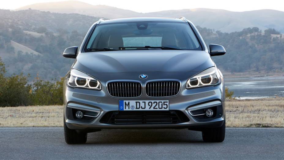 Num primeiro momento, tr&ecirc;s op&ccedil;&otilde;es de motoriza&ccedil;&atilde;o estar&atilde;o dispon&iacute;veis. A vers&atilde;o 218i tem bloco 1.5 turbo de tr&ecirc;s cilindros, oferecendo 134 cavalos de pot&ecirc;ncia | <a href="https://beta-develop.quatrorodas.abril.com.br/noticias/saloes/genebra-2014/bmw-mostra-serie-2-active" rel="migration"></a>
