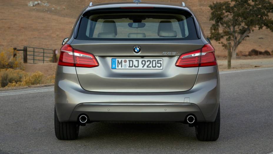 Também movido a gasolina, o motor 2.0 turbo de quatro cilindros se faz presente na 225i, com 228 cv | <a href="https://beta-develop.quatrorodas.abril.com.br/noticias/saloes/genebra-2014/bmw-mostra-serie-2-active-tourer-completo-773485.shtml" rel="migration">Leia mais</a> Também movido a gasolina, o motor 2.0 turbo de quatro cilindros se faz presente na 225i, com 228 cv | <a href="https://beta-develop.quatrorodas.abril.com.br/noticias/saloes/genebra-2014/bmw-mostra-serie-2-active-tourer-completo-773485.shtml" rel="migration">Leia mais</a>