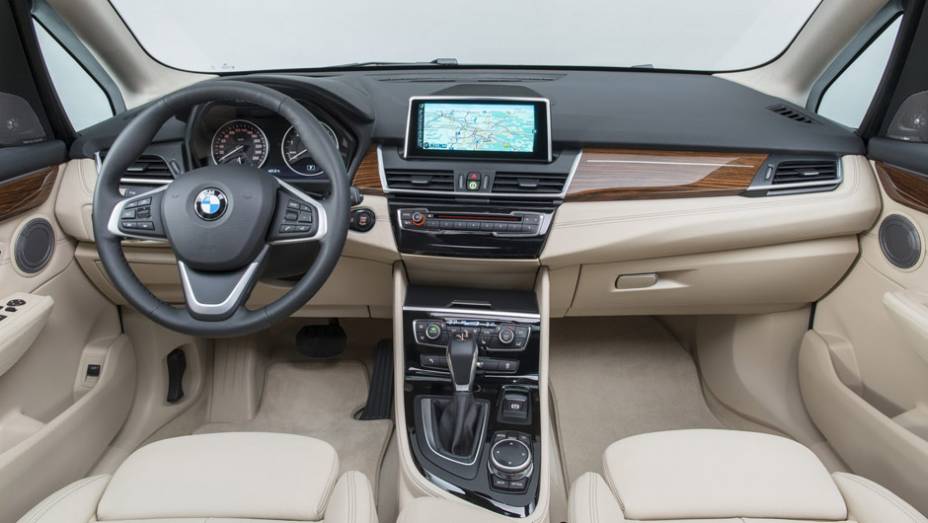 Uma opção a diesel também surge logo no momento de chegada do Série 2 Active Tourer ao mercado, com a versão 218d | <a href="https://beta-develop.quatrorodas.abril.com.br/noticias/saloes/genebra-2014/bmw-mostra-serie-2-active-tourer-completo-773485.shtml" rel="migration">Leia mais</a> Uma opção a diesel também surge logo no momento de chegada do Série 2 Active Tourer ao mercado, com a versão 218d | <a href="https://beta-develop.quatrorodas.abril.com.br/noticias/saloes/genebra-2014/bmw-mostra-serie-2-active-tourer-completo-773485.shtml" rel="migration">Leia mais</a>