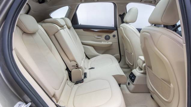 Futuramente, haverá outros motores disponíveis, além de variantes com tração integral | <a href="https://beta-develop.quatrorodas.abril.com.br/noticias/saloes/genebra-2014/bmw-mostra-serie-2-active-tourer-completo-773485.shtml" rel="migration">Leia mais</a> Futuramente, haverá outros motores disponíveis, além de variantes com tração integral | <a href="https://beta-develop.quatrorodas.abril.com.br/noticias/saloes/genebra-2014/bmw-mostra-serie-2-active-tourer-completo-773485.shtml" rel="migration">Leia mais</a>
