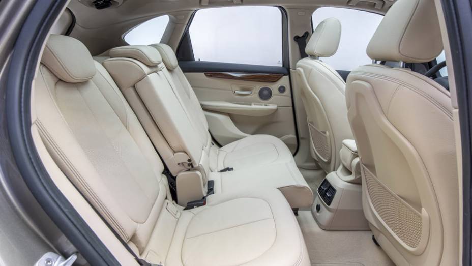 Futuramente, haver&aacute; outros motores dispon&iacute;veis, al&eacute;m de variantes com tra&ccedil;&atilde;o integral | <a href="https://beta-develop.quatrorodas.abril.com.br/noticias/saloes/genebra-2014/bmw-mostra-serie-2-active-tourer-completo-773485.shtml" rel="migration">Leia mais</a>