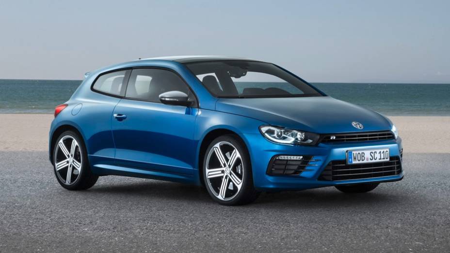 A Volkswagen revelou neste domingo (16) o renovado coupé Scirocco | <a href="https://beta-develop.quatrorodas.abril.com.br/noticias/saloes/genebra-2014/volkswagen-mostra-facelift-scirocco-773695.shtml" rel="migration">Leia mais</a>