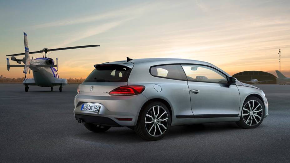 O modelo passou por facelift e algumas modificações técnicas | <a href="https://beta-develop.quatrorodas.abril.com.br/noticias/saloes/genebra-2014/volkswagen-mostra-facelift-scirocco-773695.shtml" rel="migration">Leia mais</a>