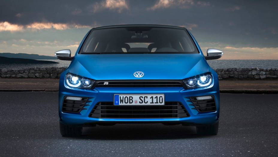 ...grade frontal, faróis de bi-xenônio e lanternas de LED | <a href="https://beta-develop.quatrorodas.abril.com.br/noticias/saloes/genebra-2014/volkswagen-mostra-facelift-scirocco-773695.shtml" rel="migration">Leia mais</a>