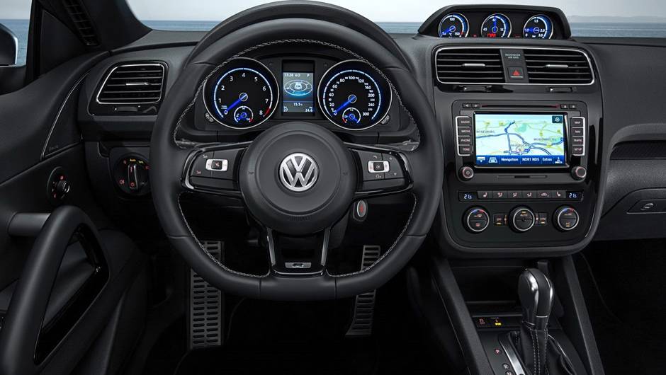 Quanto às opções de motorização, o coupé passa a ter três blocos possíveis, começando com o 1.4 de injeção direta | <a href="https://beta-develop.quatrorodas.abril.com.br/noticias/saloes/genebra-2014/volkswagen-mostra-facelift-scirocco-773695.shtml" rel="migration">Leia mais</a> Quanto às opções de motorização, o coupé passa a ter três blocos possíveis, começando com o 1.4 de injeção direta | <a href="https://beta-develop.quatrorodas.abril.com.br/noticias/saloes/genebra-2014/volkswagen-mostra-facelift-scirocco-773695.shtml" rel="migration">Leia mais</a>