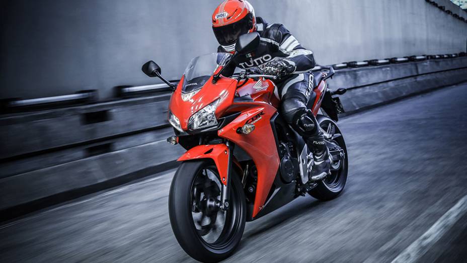 A CBR 500R vem com motor bicilíndrico de quatro tempos e 471 cm3 DOHC | <a href="https://beta-develop.quatrorodas.abril.com.br/moto/noticias/honda-inicia-vendas-cbr-500r-brasil-773679.shtml" rel="migration">Leia mais</a>