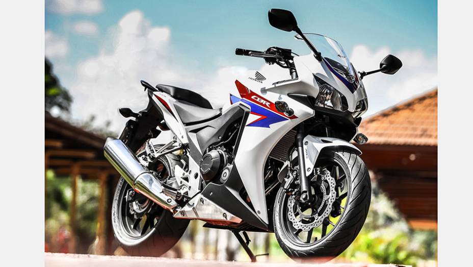 Motor conta com duplo comando de v&aacute;lvulas no cabe&ccedil;ote, quatro v&aacute;lvulas por cilindro e arrefecimento a l&iacute;quido | <a href="https://beta-develop.quatrorodas.abril.com.br/moto/noticias/honda-inicia-vendas-cbr-500r-brasil-773679.shtml" rel="migration">Leia mais</a>