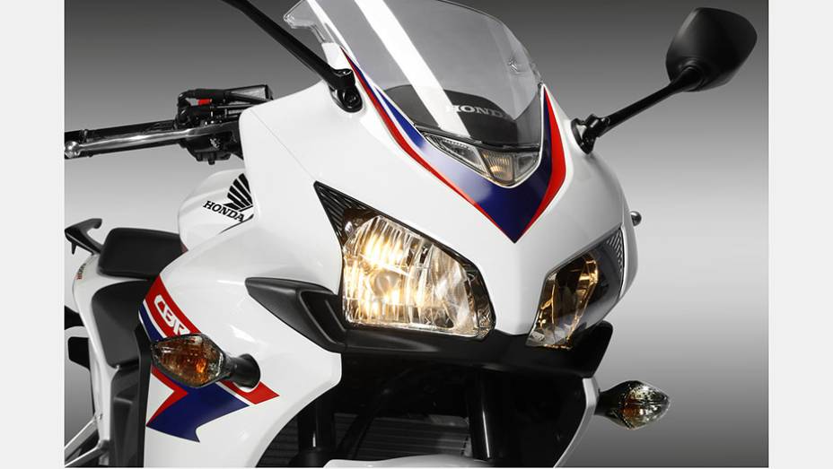 Detalhe dos faróis | <a href="https://beta-develop.quatrorodas.abril.com.br/moto/noticias/honda-inicia-vendas-cbr-500r-brasil-773679.shtml" rel="migration">Leia mais</a>