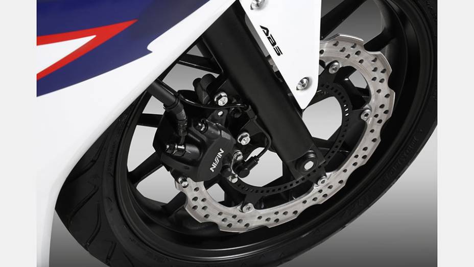 Freios ABS | <a href="https://beta-develop.quatrorodas.abril.com.br/moto/noticias/honda-inicia-vendas-cbr-500r-brasil-773679.shtml" rel="migration">Leia mais</a>