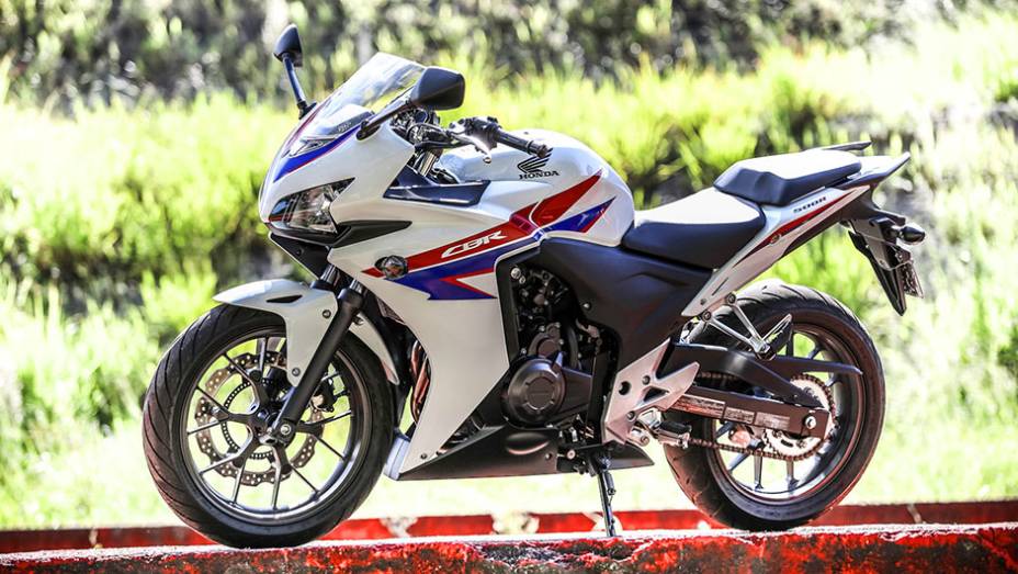 Honda CBR 500R conta com rodas em alumínio fundido | <a href="https://beta-develop.quatrorodas.abril.com.br/moto/noticias/honda-inicia-vendas-cbr-500r-brasil-773679.shtml" rel="migration">Leia mais</a>