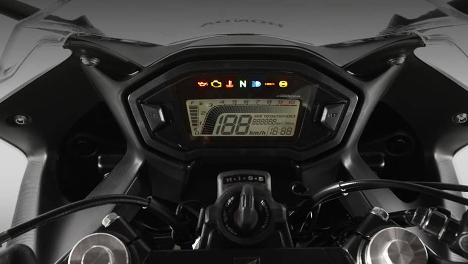 Painel digital da Honda CBR 500R | <a href="https://beta-develop.quatrorodas.abril.com.br/moto/noticias/honda-inicia-vendas-cbr-500r-brasil-773679.shtml" rel="migration">Leia mais</a>