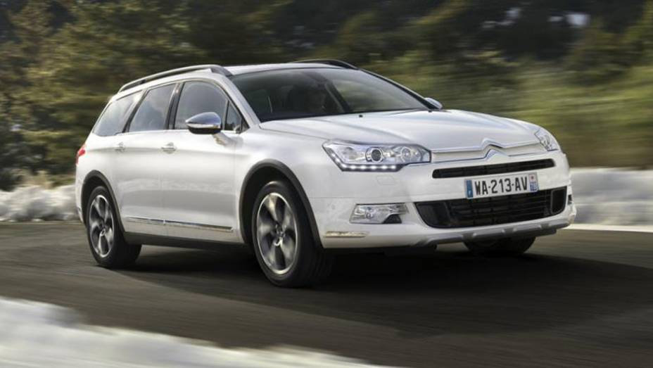 A Citroën revelou uma novidade que estará exposta no próximo Salão de Genebra, em março: o C5 CrossTourer | <a href="https://beta-develop.quatrorodas.abril.com.br/noticias/saloes/genebra-2014/citroen-apresenta-c5-crosstourer-773771.shtml" rel="migration">Leia mais</a>