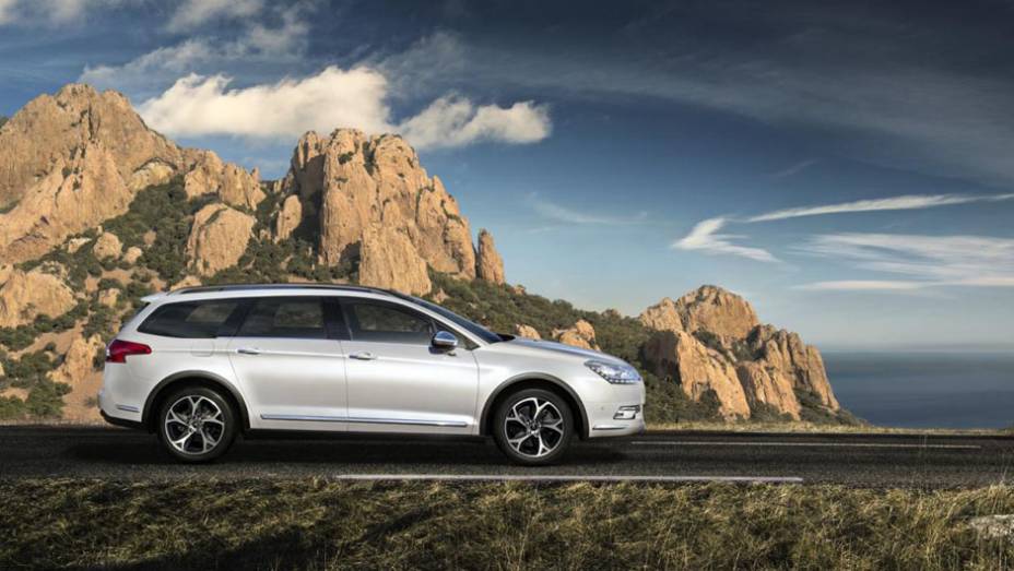 A perua já está disponível para pré-compra e tem preço inicial definido em 31.950 euros | <a href="https://beta-develop.quatrorodas.abril.com.br/noticias/saloes/genebra-2014/citroen-apresenta-c5-crosstourer-773771.shtml" rel="migration">Leia mais</a>