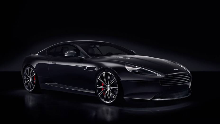 Os Aston Martin DB9 Carbon Black (preto) e Carbon White (branco), será uma das atrações no Salão de Genebra | <a href="https://beta-develop.quatrorodas.abril.com.br/noticias/saloes/genebra-2014/aston-martin-levara-edicoes-especiais-vantage-db9-genebra-774029.shtml" rel="migration">Lei</a>