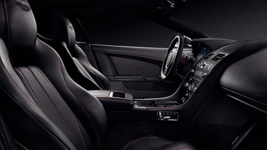 O modelo tem transmiss&atilde;o autom&aacute;tica de seis velocidades, vai de 0-100 em 4,6s e velocidade m&aacute;xima de 295km/h | <a href="https://beta-develop.quatrorodas.abril.com.br/noticias/saloes/genebra-2014/aston-martin-levara-edicoes-especiais-vantage-db9-genebra-774029.shtml" rel="migration">Le</a>