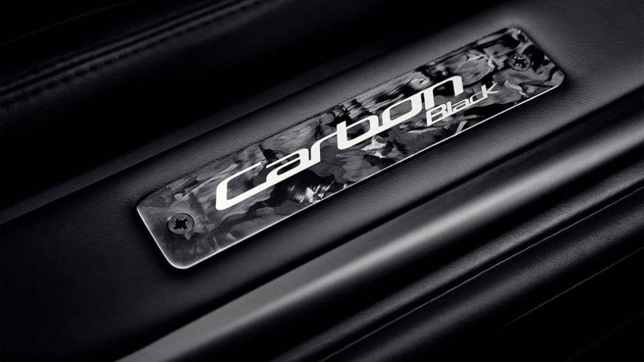 Tem detalhes adicionais de fibra de carbono para complementar e contrastar com a pintura exterior | <a href="https://beta-develop.quatrorodas.abril.com.br/noticias/saloes/genebra-2014/aston-martin-levara-edicoes-especiais-vantage-db9-genebra-774029.shtml" rel="migration">Leia mais</a> Tem detalhes adicionais de fibra de carbono para complementar e contrastar com a pintura exterior | <a href="https://beta-develop.quatrorodas.abril.com.br/noticias/saloes/genebra-2014/aston-martin-levara-edicoes-especiais-vantage-db9-genebra-774029.shtml" rel="migration">Leia mais</a>