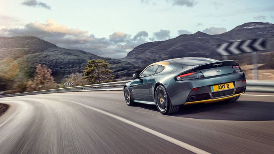 O modelo estar&aacute; dispon&iacute;vel nas vers&otilde;es cup&ecirc; e roadster| <a href="https://beta-develop.quatrorodas.abril.com.br/noticias/saloes/genebra-2014/aston-martin-levara-edicoes-especiais-vantage-db9-genebra-774029.shtml" rel="migration">Leia mais</a>