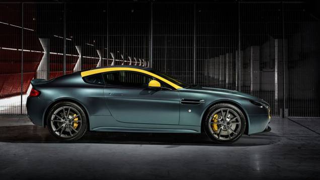 Possui motor 4.7 V8 de 430 cavalos | <a href="https://beta-develop.quatrorodas.abril.com.br/noticias/saloes/genebra-2014/aston-martin-levara-edicoes-especiais-vantage-db9-genebra-774029.shtml" rel="migration">Leia mais</a> Possui motor 4.7 V8 de 430 cavalos | <a href="https://beta-develop.quatrorodas.abril.com.br/noticias/saloes/genebra-2014/aston-martin-levara-edicoes-especiais-vantage-db9-genebra-774029.shtml" rel="migration">Leia mais</a>