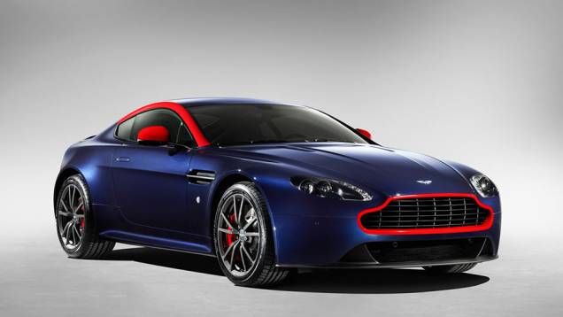 O modelo conta com assentos de carbono-Kevlar e roda de liga leve forjada com 10 raios| <a href="https://beta-develop.quatrorodas.abril.com.br/noticias/saloes/genebra-2014/aston-martin-levara-edicoes-especiais-vantage-db9-genebra-774029.shtml" rel="migration">Leia mais</a> O modelo conta com assentos de carbono-Kevlar e roda de liga leve forjada com 10 raios| <a href="https://beta-develop.quatrorodas.abril.com.br/noticias/saloes/genebra-2014/aston-martin-levara-edicoes-especiais-vantage-db9-genebra-774029.shtml" rel="migration">Leia mais</a>