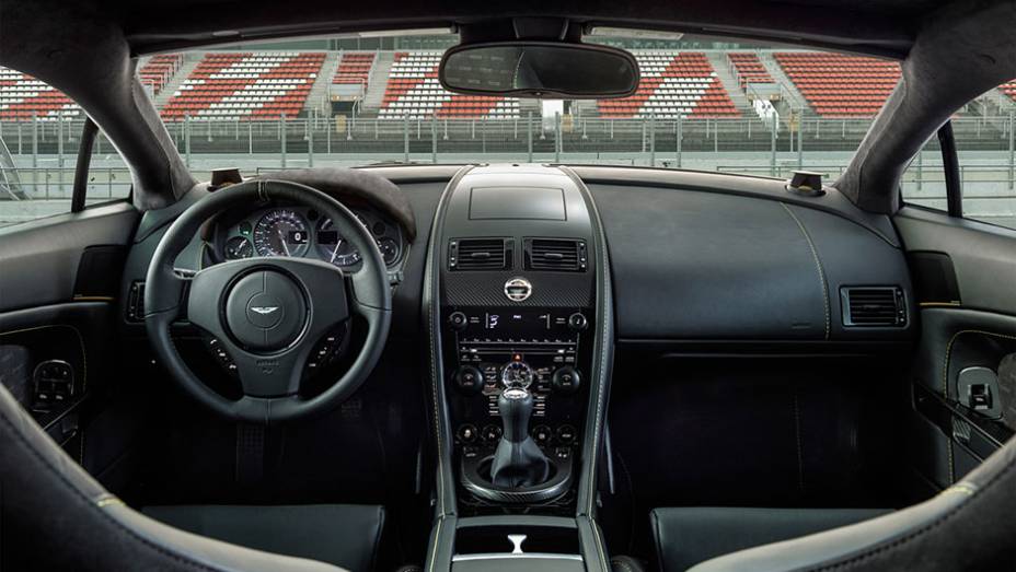 A suspens&atilde;o ajustada e o escape mais rouco, d&atilde;o um aspecto mais vigoroso ao N430 | <a href="https://beta-develop.quatrorodas.abril.com.br/noticias/saloes/genebra-2014/aston-martin-levara-edicoes-especiais-vantage-db9-genebra-774029.shtml" rel="migration">Leia mais</a>