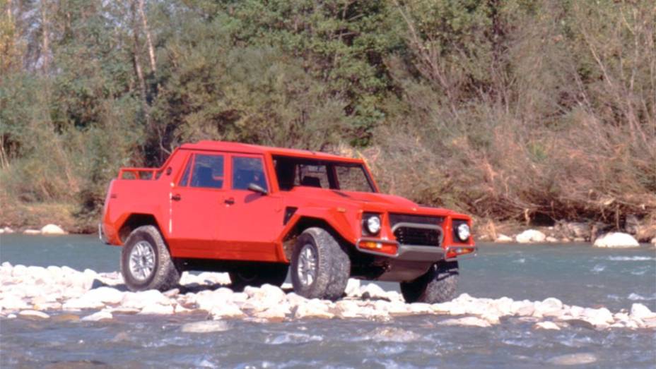 Lamborghini LM002: Com tantos superesportivos ousados e ariscos no showroom, o que aquele jipe esquisito de três volumes fazia ali de 1986 a 1993? O V12 sob o capô era uma pista