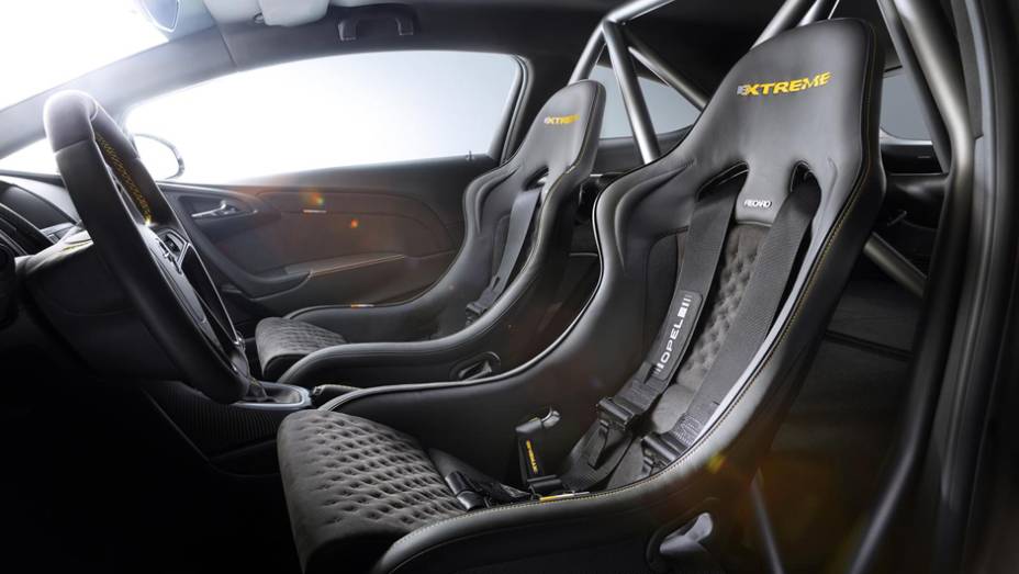 Sem revelar uma estimativa de pre&ccedil;o, a Opel confirmou que o Astra OPC Extreme entrar&aacute; em produ&ccedil;&atilde;o, mas poucas unidades ser&atilde;o fabricadas | <a href="https://beta-develop.quatrorodas.abril.com.br/noticias/saloes/genebra-2014/opel-mostra-astra-opc-extreme-detalhes-774644.s" rel="migration"></a>