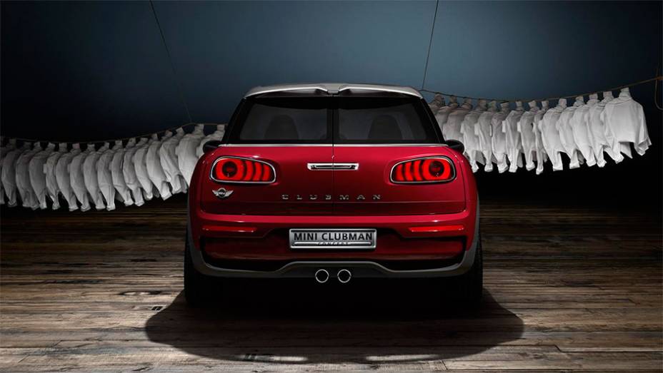 Modelo possui lanternas traseiras maiores, posicionadas na horizontal para enfatizar sua largura | <a href="https://beta-develop.quatrorodas.abril.com.br/noticias/saloes/genebra-2014/mini-revela-clubman-concept-774612.shtml" rel="migration">Leia mais</a>