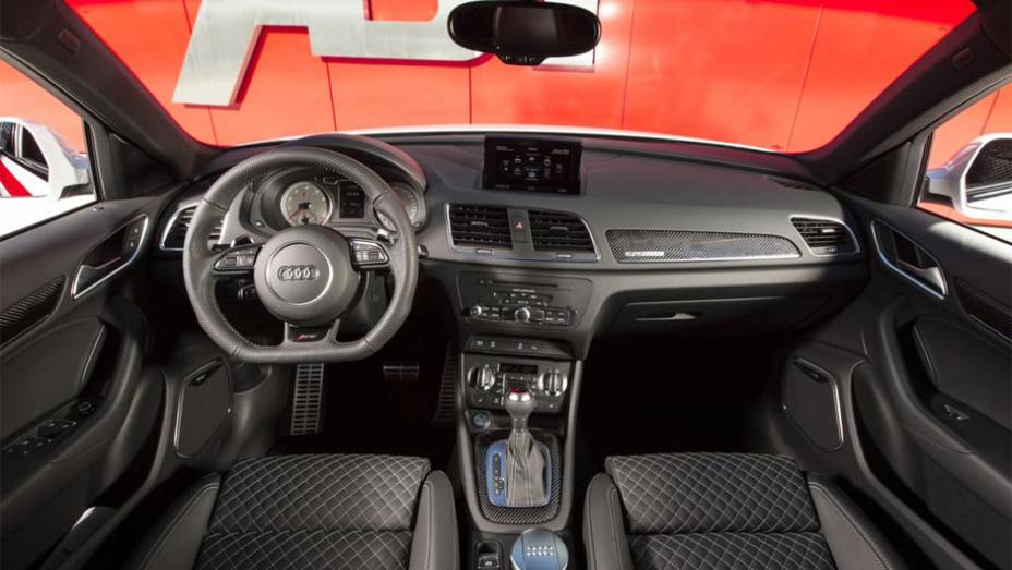 Detalhe do interior do modelo | <a href="https://beta-develop.quatrorodas.abril.com.br/noticias/saloes/genebra-2014/abt-sportsline-levara-audi-rs-q3-genebra-774947.shtml" rel="migration">Leia mais</a>