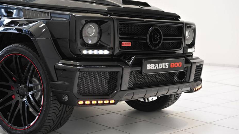 Detalhe da dianteira | <a href="https://beta-develop.quatrorodas.abril.com.br/noticias/saloes/genebra-2014/brabus-lanca-modelo-produtos-apple-774876.shtml" rel="migration">Leia mais</a>