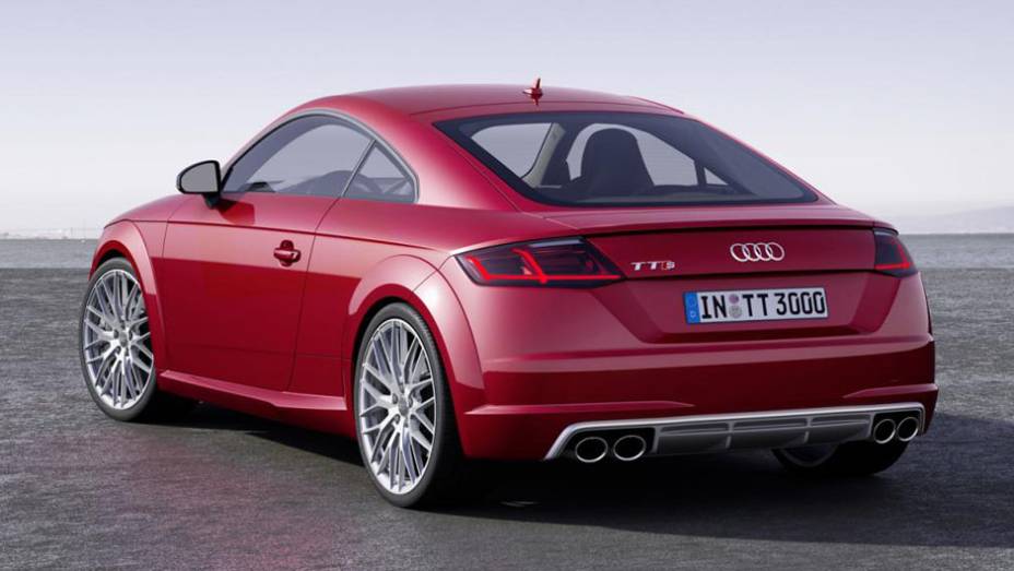Tamb&eacute;m est&aacute; dispon&iacute;vel a vers&atilde;o de performance TTS, com o motor 2.0 TFSI reconfigurado para oferecer 310 cv e 38,7 kgfm | <a href="https://beta-develop.quatrorodas.abril.com.br/noticias/saloes/genebra-2014/audi-apresenta-novo-tt-775222.shtml" rel="migration">Leia mais</a>