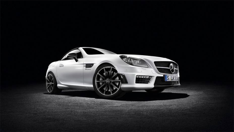 O menor dos dois modelos, o SLK CarbonLOOK, conta com um visual mais musculoso | <a href="https://beta-develop.quatrorodas.abril.com.br/noticias/saloes/genebra-2014/mercedes-benz-leva-edicoes-especiais-sl-slk-genebra-775349.shtml" rel="migration">Leia mais</a>