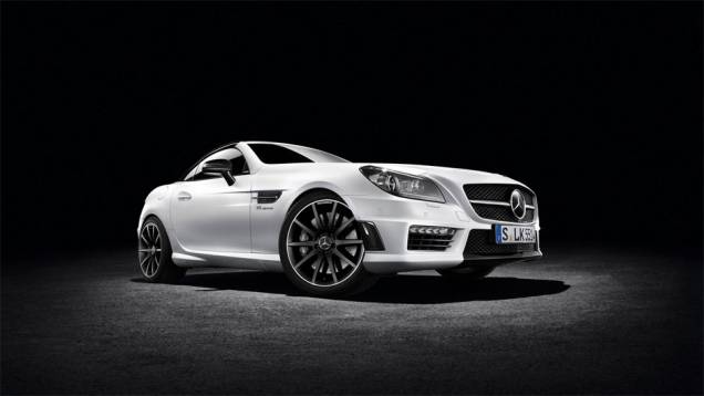 O menor dos dois modelos, o SLK CarbonLOOK, conta com um visual mais musculoso | <a href="https://beta-develop.quatrorodas.abril.com.br/noticias/saloes/genebra-2014/mercedes-benz-leva-edicoes-especiais-sl-slk-genebra-775349.shtml" rel="migration">Leia mais</a> O menor dos dois modelos, o SLK CarbonLOOK, conta com um visual mais musculoso | <a href="https://beta-develop.quatrorodas.abril.com.br/noticias/saloes/genebra-2014/mercedes-benz-leva-edicoes-especiais-sl-slk-genebra-775349.shtml" rel="migration">Leia mais</a>