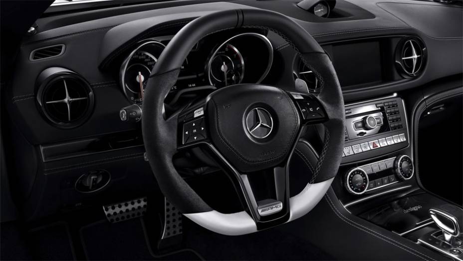 Detalhe do interior | <a href="https://beta-develop.quatrorodas.abril.com.br/noticias/saloes/genebra-2014/mercedes-benz-leva-edicoes-especiais-sl-slk-genebra-775349.shtml" rel="migration">Leia mais</a>