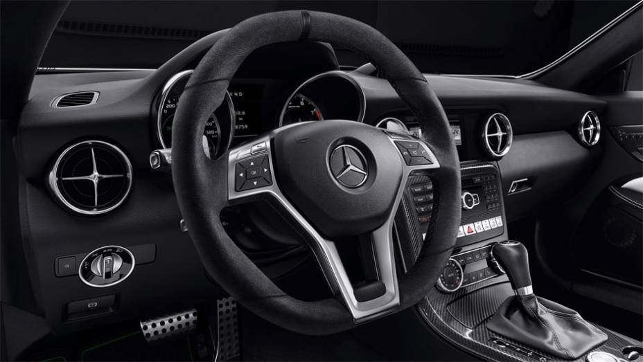 Interior sofisticado | <a href="https://beta-develop.quatrorodas.abril.com.br/noticias/saloes/genebra-2014/mercedes-benz-leva-edicoes-especiais-sl-slk-genebra-775349.shtml" rel="migration">Leia mais</a>