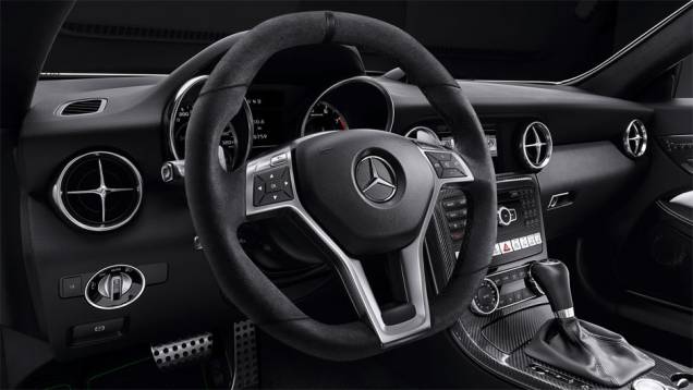 Interior sofisticado | <a href="https://beta-develop.quatrorodas.abril.com.br/noticias/saloes/genebra-2014/mercedes-benz-leva-edicoes-especiais-sl-slk-genebra-775349.shtml" rel="migration">Leia mais</a> Interior sofisticado | <a href="https://beta-develop.quatrorodas.abril.com.br/noticias/saloes/genebra-2014/mercedes-benz-leva-edicoes-especiais-sl-slk-genebra-775349.shtml" rel="migration">Leia mais</a>