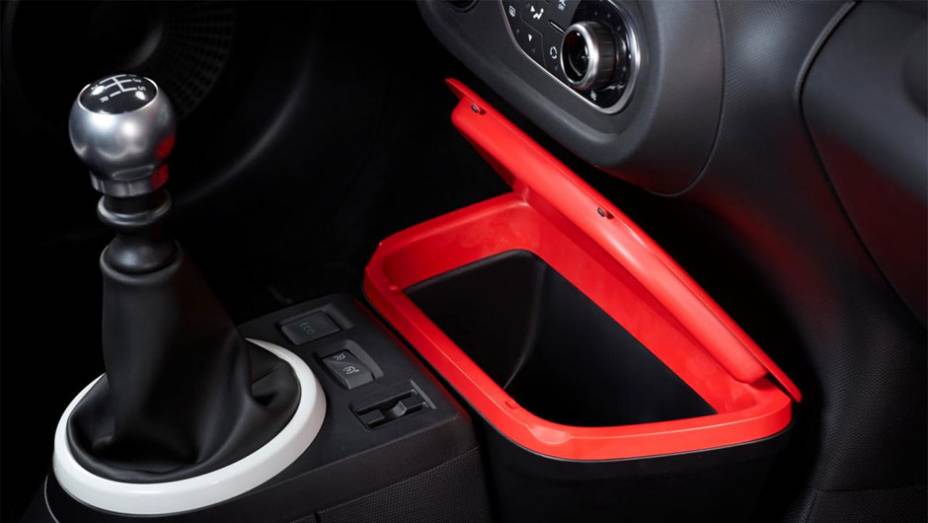 Detalhe da alavanca de c&acirc;mbio | <a href="https://beta-develop.quatrorodas.abril.com.br/noticias/saloes/genebra-2014/renault-confirma-motorizacao-twingo-775341.shtml" rel="migration">Leia mais</a>