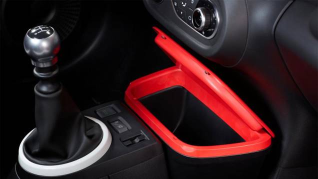 Detalhe da alavanca de câmbio | <a href="https://beta-develop.quatrorodas.abril.com.br/noticias/saloes/genebra-2014/renault-confirma-motorizacao-twingo-775341.shtml" rel="migration">Leia mais</a> Detalhe da alavanca de câmbio | <a href="https://beta-develop.quatrorodas.abril.com.br/noticias/saloes/genebra-2014/renault-confirma-motorizacao-twingo-775341.shtml" rel="migration">Leia mais</a>