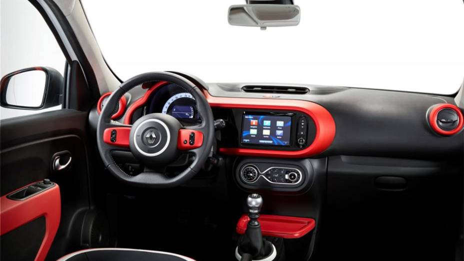 Renault revelou o interior do novo Twingo nesta terça-feira (4) | <a href="https://beta-develop.quatrorodas.abril.com.br/noticias/saloes/genebra-2014/renault-confirma-motorizacao-twingo-775341.shtml" rel="migration">Leia mais</a>