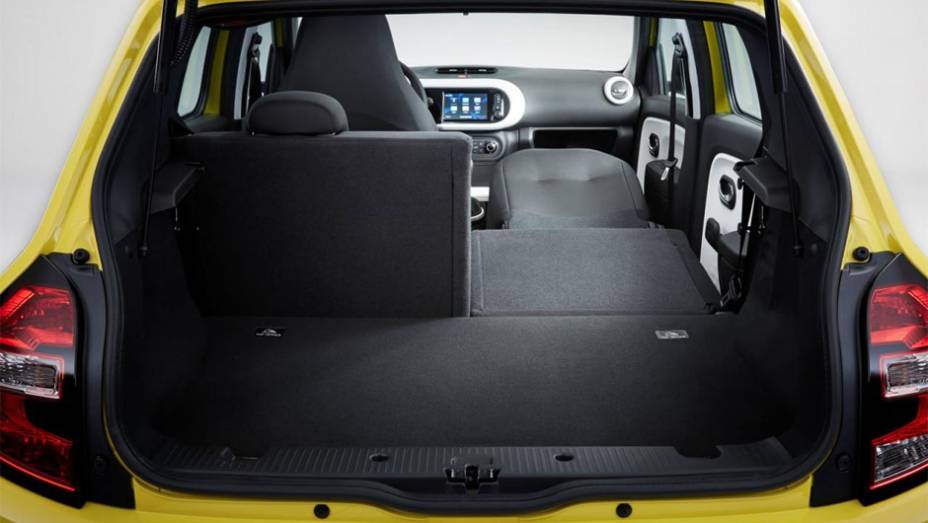 A capacidade do porta-malas do novo Twingo é de 219 litros | <a href="https://beta-develop.quatrorodas.abril.com.br/noticias/saloes/genebra-2014/renault-confirma-motorizacao-twingo-775341.shtml" rel="migration">Leia mais</a>