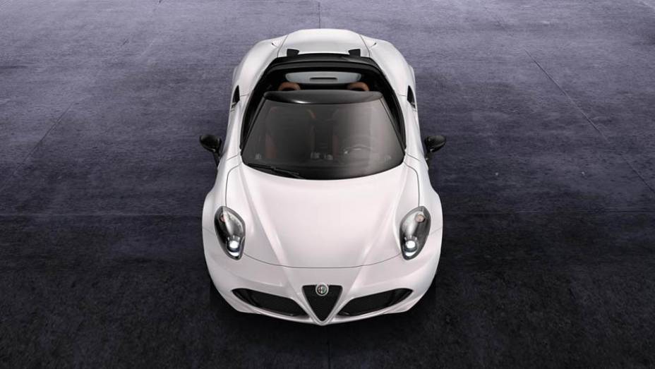O motor do modelo &eacute; o mesmo do coup&eacute;: 1.75 turbo de quatro cilindros, oferecendo 240 cavalos de pot&ecirc;ncia e 35,7 kgfm de torque | <a href="https://beta-develop.quatrorodas.abril.com.br/noticias/saloes/genebra-2014/alfa-romeo-apresenta-4c-spider-concept-775233.shtml" rel="migration">Lei</a>