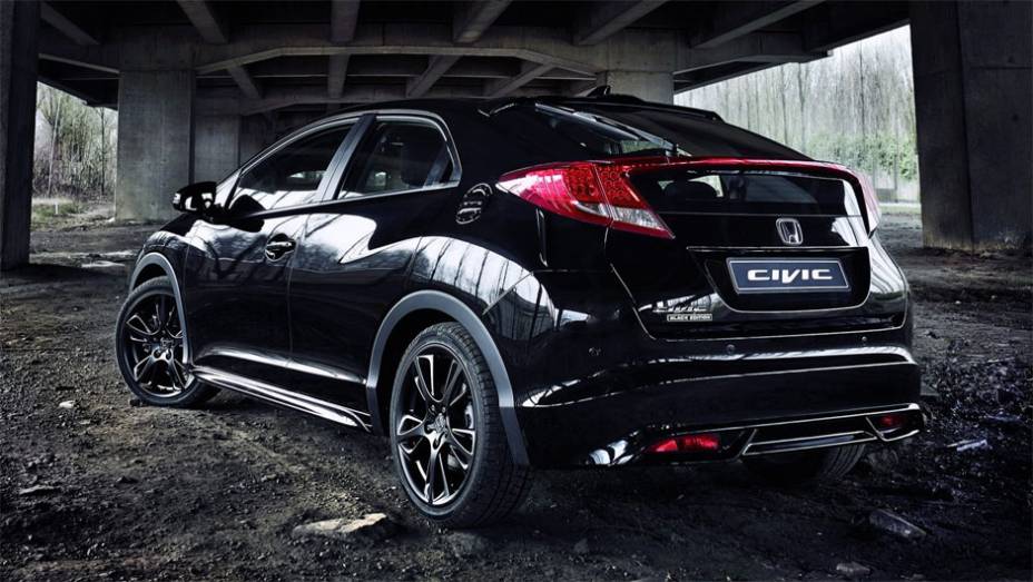 Modelo começará a ser vendido em maio na Europa | <a href="https://beta-develop.quatrorodas.abril.com.br/noticias/saloes/genebra-2014/honda-mostra-new-civic-black-edition-genebra-775637.shtml" rel="migration">Leia mais</a>