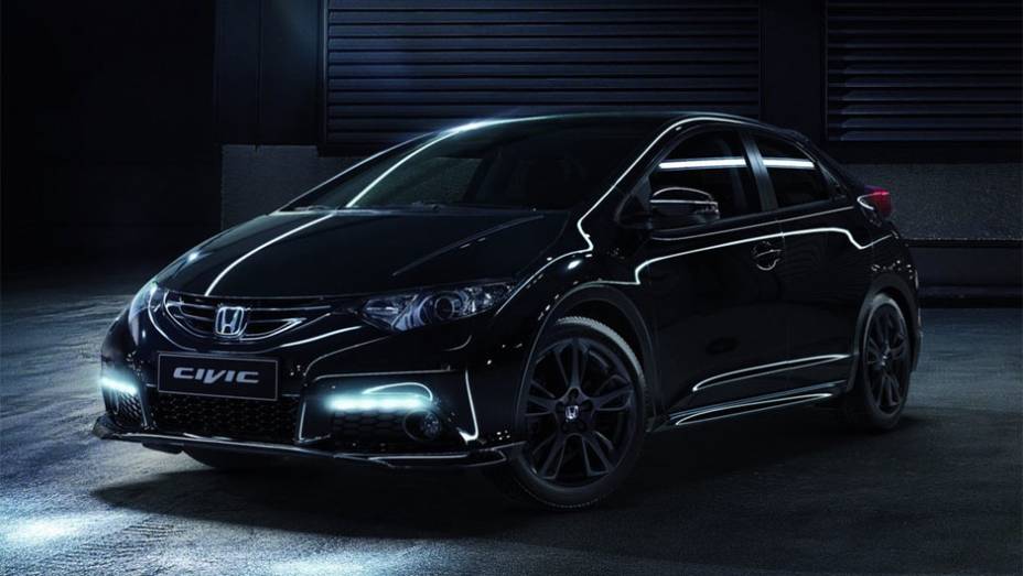 Esta versão do carro conta com para-choques, saias laterais e spoiler traseiro na cor preto brilhante, junto com o logotipo Civic Black Edition em alumínio | <a href="https://beta-develop.quatrorodas.abril.com.br/noticias/saloes/genebra-2014/honda-mostra-new-civic-blac" rel="migration"></a>