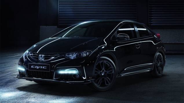 Esta versão do carro conta com para-choques, saias laterais e spoiler traseiro na cor preto brilhante, junto com o logotipo Civic Black Edition em alumínio | <a href="https://beta-develop.quatrorodas.abril.com.br/noticias/saloes/genebra-2014/honda-mostra-new-civic-blac" rel="migration"></a> Esta versão do carro conta com para-choques, saias laterais e spoiler traseiro na cor preto brilhante, junto com o logotipo Civic Black Edition em alumínio | <a href="https://beta-develop.quatrorodas.abril.com.br/noticias/saloes/genebra-2014/honda-mostra-new-civic-blac" rel="migration"></a>