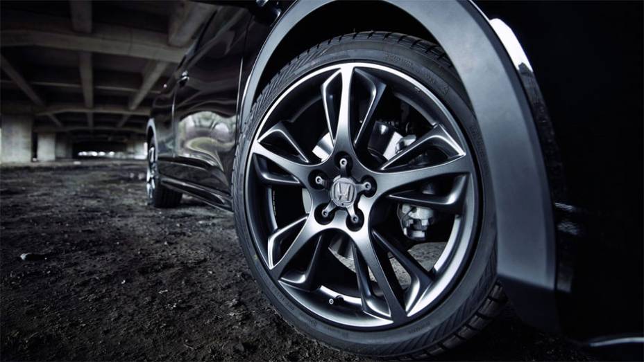 Modelo pode ser equipado ainda com rodas de liga leve "Nitrogen" de 18 polegadas | <a href="https://beta-develop.quatrorodas.abril.com.br/noticias/saloes/genebra-2014/honda-mostra-new-civic-black-edition-genebra-775637.shtml" rel="migration">Leia mais</a> Modelo pode ser equipado ainda com rodas de liga leve "Nitrogen" de 18 polegadas | <a href="https://beta-develop.quatrorodas.abril.com.br/noticias/saloes/genebra-2014/honda-mostra-new-civic-black-edition-genebra-775637.shtml" rel="migration">Leia mais</a>