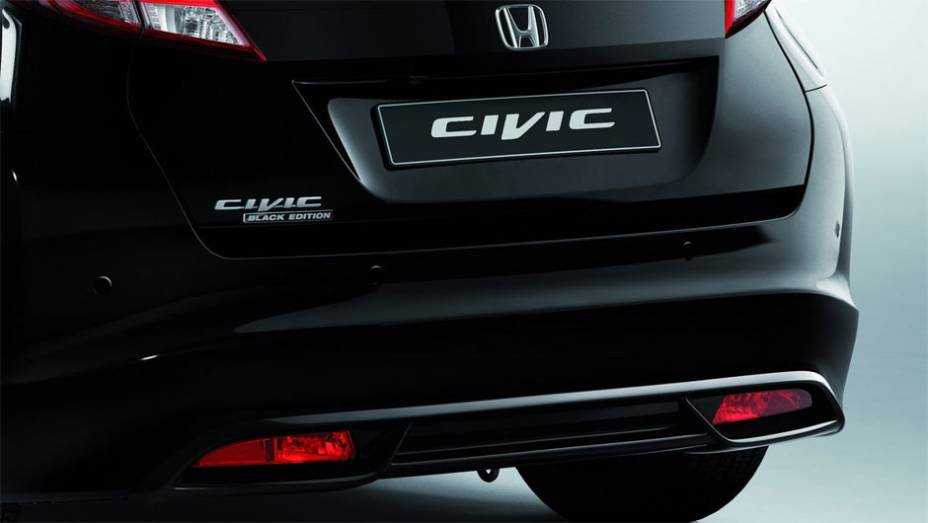 Detalhe da traseira | <a href="https://beta-develop.quatrorodas.abril.com.br/noticias/saloes/genebra-2014/honda-mostra-new-civic-black-edition-genebra-775637.shtml" rel="migration">Leia mais</a>