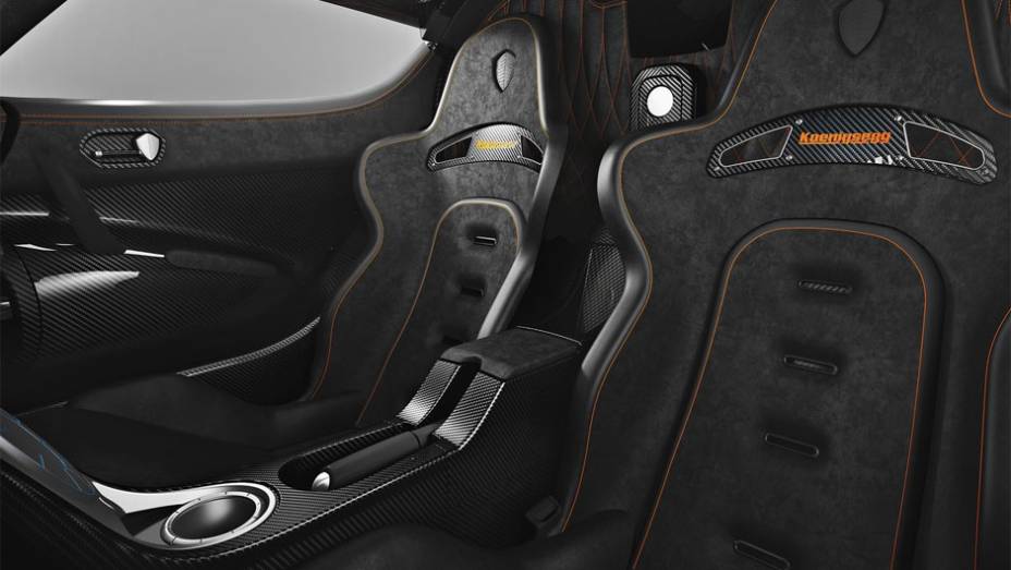 Segundo a fabricante, sua velocidade m&aacute;xima &eacute; de 450 km/h | <a href="https://beta-develop.quatrorodas.abril.com.br/noticias/saloes/genebra-2014/koenigsegg-apresentara-carro-1-341-cavalos-potencia-774972.shtml" rel="migration">Leia mais</a>