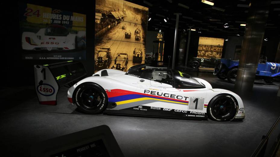 Peugeot 905 (1992) | <a href="https://beta-develop.quatrorodas.abril.com.br/noticias/saloes/genebra-2014/salao-genebra-exibe-bolidos-le-mans-775992.shtml" rel="migration">Leia mais</a> | <a href="https://beta-develop.quatrorodas.abril.com.br/noticias/saloes/genebra-2014/" rel="migration">Confira tudo sobre o Salão</a> Peugeot 905 (1992) | <a href="https://beta-develop.quatrorodas.abril.com.br/noticias/saloes/genebra-2014/salao-genebra-exibe-bolidos-le-mans-775992.shtml" rel="migration">Leia mais</a> | <a href="https://beta-develop.quatrorodas.abril.com.br/noticias/saloes/genebra-2014/" rel="migration">Confira tudo sobre o Salão</a>