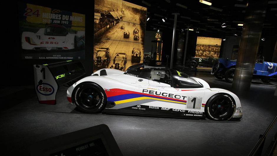 Peugeot 905 (1992) | <a href="https://beta-develop.quatrorodas.abril.com.br/noticias/saloes/genebra-2014/salao-genebra-exibe-bolidos-le-mans-775992.shtml" rel="migration">Leia mais</a> | <a href="https://beta-develop.quatrorodas.abril.com.br/noticias/saloes/genebra-2014/" rel="migration">Confira tudo sobre o Sal&atilde;o</a>