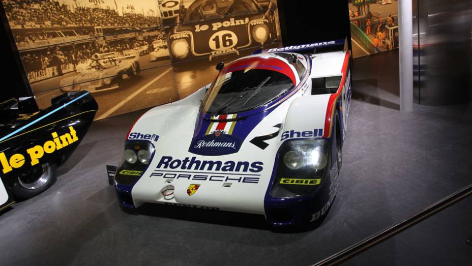Porsche 956 (1982) | <a href="https://beta-develop.quatrorodas.abril.com.br/noticias/saloes/genebra-2014/salao-genebra-exibe-bolidos-le-mans-775992.shtml" rel="migration">Leia mais</a> | <a href="https://beta-develop.quatrorodas.abril.com.br/noticias/saloes/genebra-2014/" rel="migration">Confira tudo sobre o Salão</a> Porsche 956 (1982) | <a href="https://beta-develop.quatrorodas.abril.com.br/noticias/saloes/genebra-2014/salao-genebra-exibe-bolidos-le-mans-775992.shtml" rel="migration">Leia mais</a> | <a href="https://beta-develop.quatrorodas.abril.com.br/noticias/saloes/genebra-2014/" rel="migration">Confira tudo sobre o Salão</a>